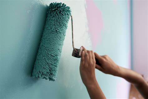 how to paint over wallpaper and the importance of choosing the right brush